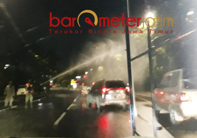 SCREENING: Screening dan semprotkan disinfektan di check point Jalan A Yani Surabaya. | Foto: Barometerjatim.com/ROY HS