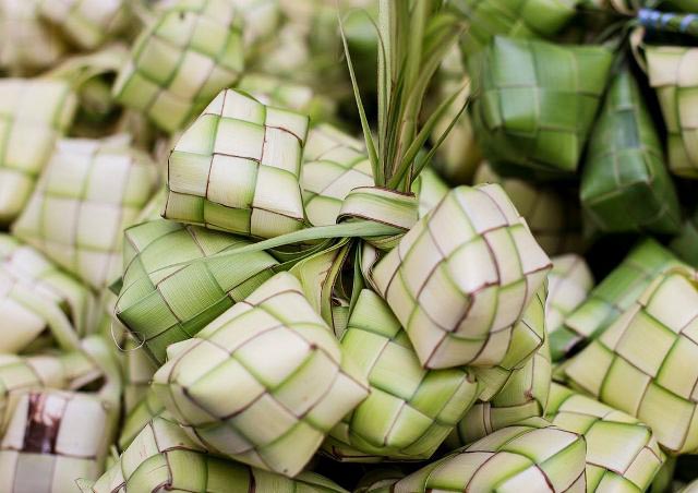 IKATAN SOSIAL: Anyaman ketupat, simbol ikatan yang sangat kuat dalam keluarga dan masyarakat. | Foto: IST