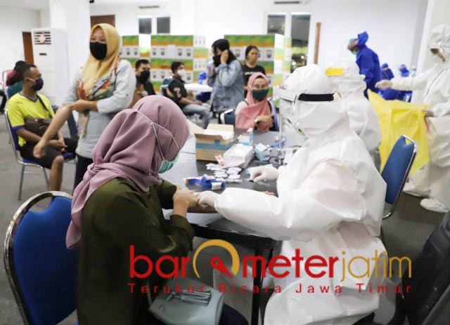 TERJARING: Puluhan remaja terjaring operasi gabungan jalani rapid test di Mapolrestabes Surabaya. | Foto: Barometerjatim.com/ROY HS
