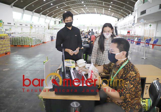 LEBIH MURAH: Transaksi di Lumbung Pangan Jatim, harga lebih murah dari pasaran. | Foto: Barometerjatim.com/ROY HS
