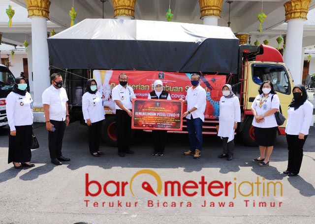 KONTRIBUSI KEMENKUMHAM: Bantuan dari Kemenkumham tiba di Grahadi dan diterima Khofifah. | Foto: Barometerjatim.com/ROY HS