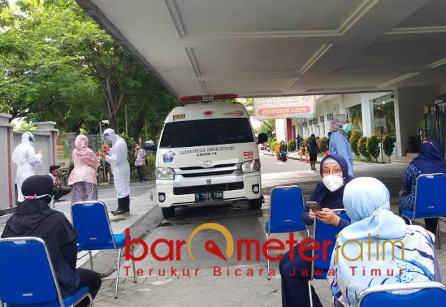 KELILING JATIM: Mobil PCR bantuan untuk Pemprov Jatim keliling lakukan swab test. | Foto: Barometerjatim.com/ROY HS