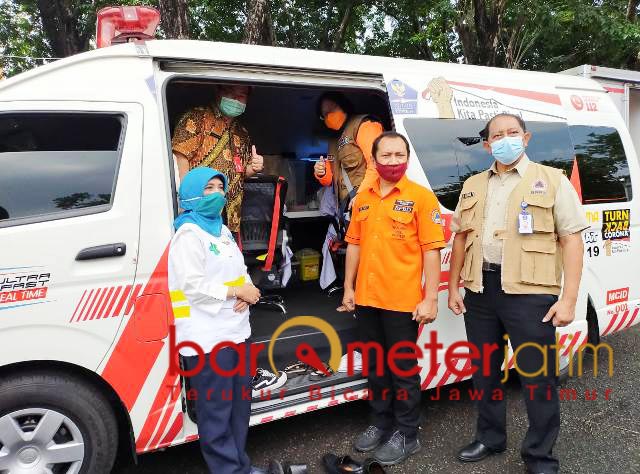 DUKUNGAN PUSAT: Mobil PCR bantuan untuk Pemprov Jatim diterima Gugus Kuratif Covid-19. | Foto: Barometerjatim.com/ROY HS