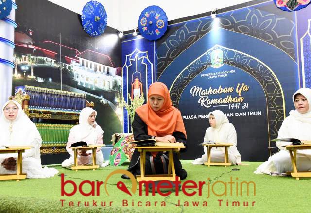 TADARUS ONLINE: Khofifah saat tadarus online yang libatkan seluruh OPD. | Foto: Barometerjatim.com/ROY HS