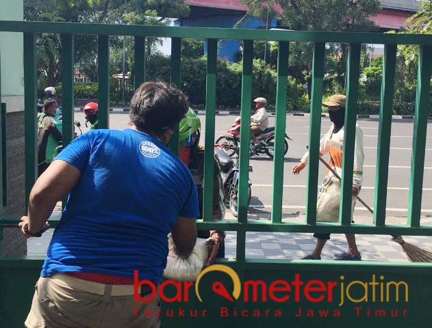 PENUKARAN KUPON: Pembagian sembako di Muslimat NU Surabaya pakai kupon. | Foto: Barometerjatim.com/ROY HS