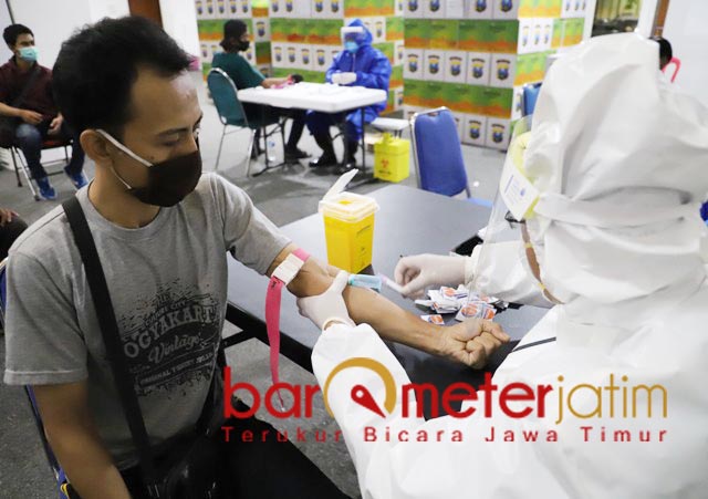 RAPID TEST: Usai terjaring razia PSBB, puluhan remaja di-rapid test di Mapolrestabes SUrabaya. | Foto: Barometerjatim.com/ROY HS