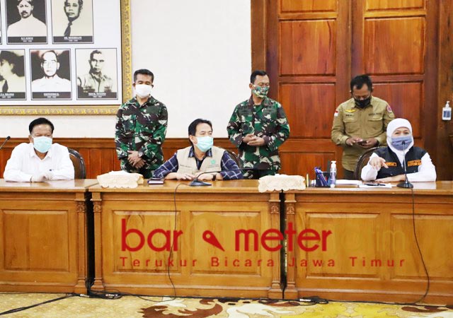 RAKOR: Khofifah, rakor evaluasi dan perpanjangan PSBB di Surabaya Raya. | Foto: Barometerjatim.com/ROY HS/IST
