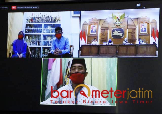 BERI HADIAH KHUSUS: Video conference Gubernur Khofifah dengan SMAN 2 Lamongan. | Foto: Barometerjatim.com/ROY HS