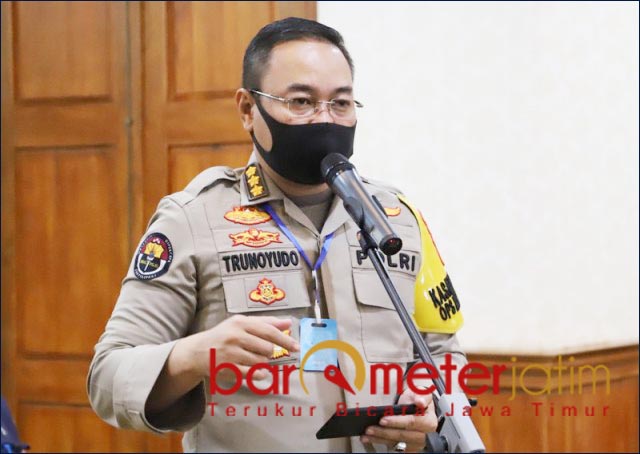 TINDAKAN TEGAS: Trunoyudo Wisnu Andiko, aparat lakukan tindakan tegas selama PSBB. | Foto: Barometerjatim.com/ROY HS