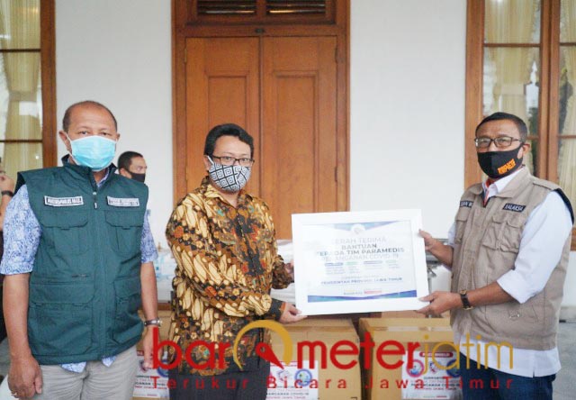 ALAT KESEHATAN: Penyerahan bantuan alat kesehatan dari Yayasan Rumah Kita. | Foto: Barometerjatim.com/ROY HS