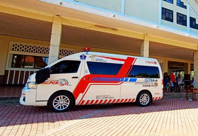 BEROPERASI DI SURABAYA: Mobil PCR saat beroperasi melayani warga Surabaya di Gelora Pancasila. | Foto: IST