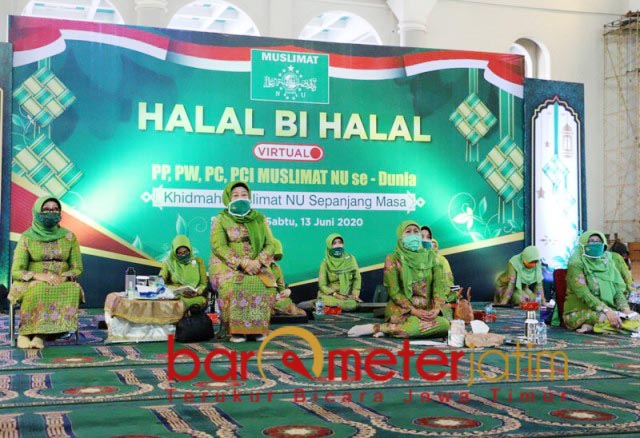 MASUK INDUSTRI 4.0: Khofifah, Muslimat NU kian terbiasa menggelar acara secara virtual. | Foto: Barometerjatim.com/ROY HS