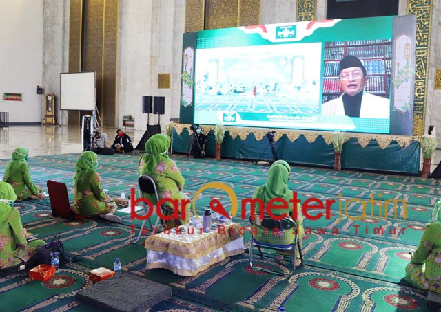 PHYSICAL DISTANCING: Hahal bi halal virtual Muslimat NU dari Masjid Al Akbar Surabaya. | Foto: Barometerjatim.com/ROY HS