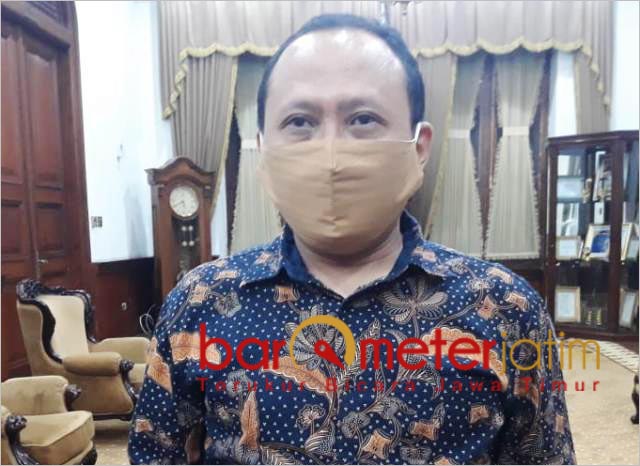 LAWAN COVID-19: Agus Rahmatullah, bantuan bentuk komitmen Yayasan Stapa Center. | Foto: Barometerjatim.com/ROY HS