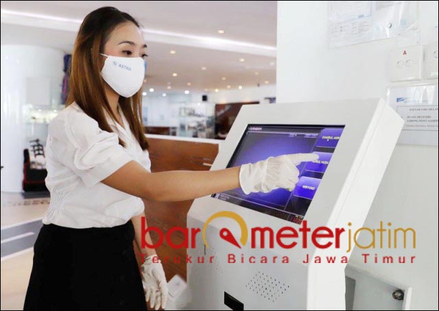 CEGAH COVID-19: Penerapan standar baru di dealer BMW Astra untuk mencegah penyebaran Corona. | Foto: Barometerjatim.com/ROY HS