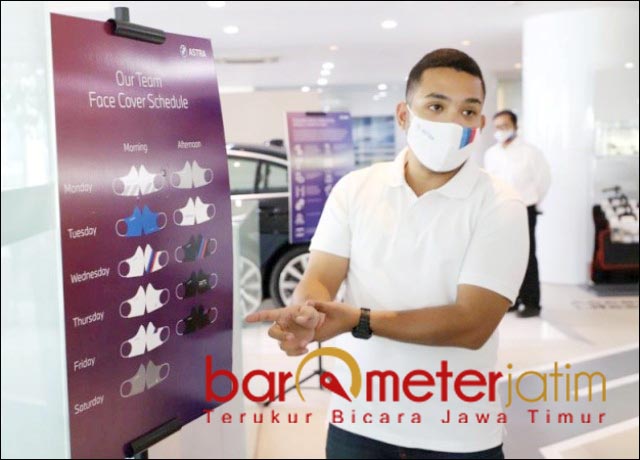 GANTI SETIAP 4 JAM: penggantian masker para staf di BMW Astra dilakukan setiap empat jam. | Foto: Barometerjatim.com/ROY HS