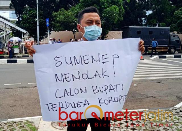 AKSI: Demonstran mengusung poster terkait kasus korupsi di Tulungagung. | Foto: Barometerjatim.com/SYAIFUL K