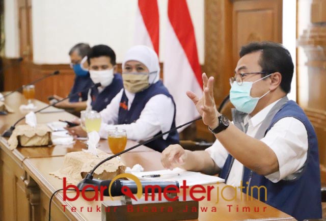 AKADEMIS: Dr Joni, lugas dan akademis menjawab setiap pertanyaan terkait Covid-19 di Jatim. | Foto: Barometerjatim.com/ROY HS
