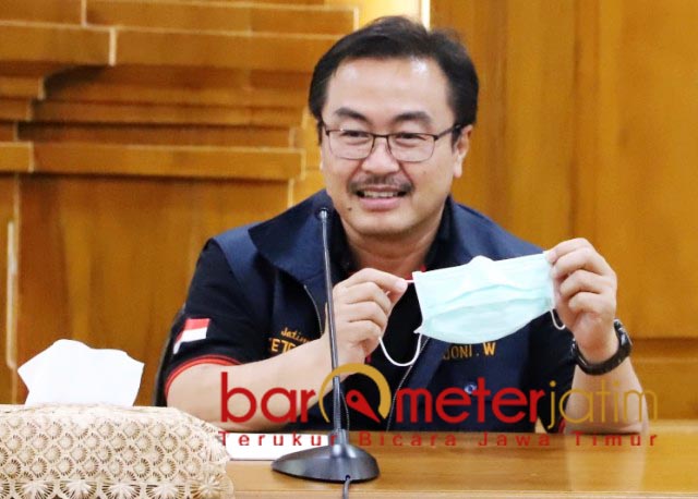 SENYUM TULUS: Dr Joni, tinggalkan praktik dan operasi demi fokus tangani Covid-19. | Foto: Barometerjatim.com/ROY HS