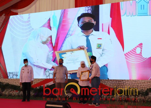 BERPRESTASI: Khofifah memberikan penghargaan kepada siswa berprestasi di HAN 2020. | Foto: Barometerjatim.com/ROY HS