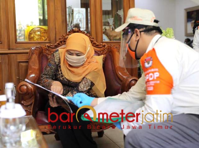 KELENGKAPAN DATA: Khofifah memberikan kelengkapan data kepada PPDP saat di-Coklit. | Foto: Barometerjatim.com/ROY HS