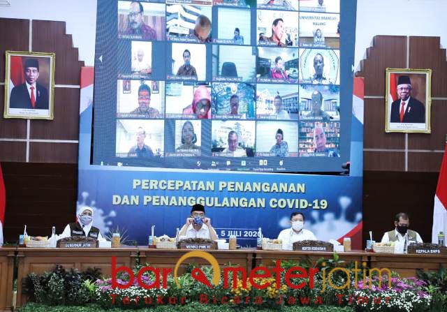 KERJA SAMA PENTAHELIX: Muhadjir Effendy, video teleconference bersama 58 PTN-PTS se-Jatim. | Foto: Barometerjatim.com/ROY HS
