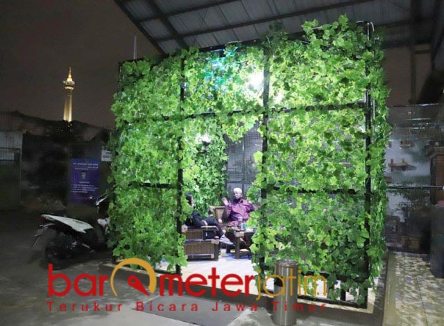 NUANSA HIJAU: Gazebo, tempat untuk menerima tamu-tamu perusahaan Haji Masnuh di tengah pandemi. | Foto: Barometerjatim.com/ROY