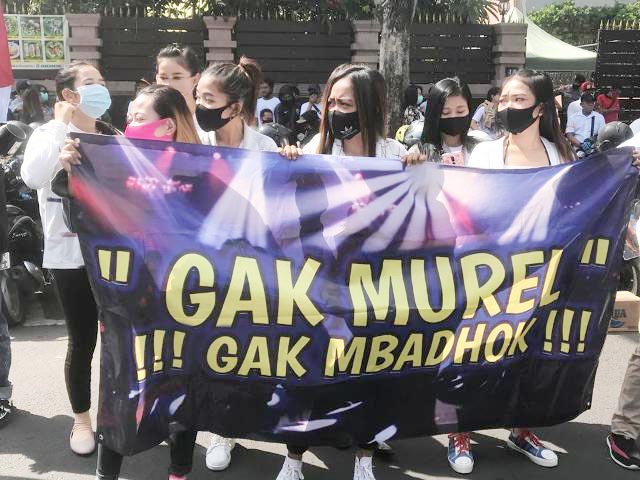 GAK MUREL, GAK MAKAN: Para purel saat menggelar aksi di Balai Kota Surabaya menolak Perwali 33. | Foto: IST