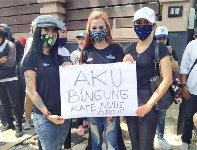 TOLAK PERWALI 33: Sejumlah pekerja rumah hiburan malam saat aksi menolak Perwali 33 di Balai Kota Surabaya. | Foto: IST