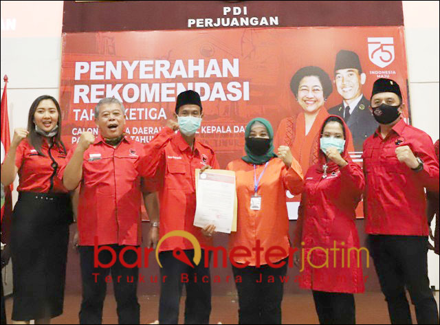 DIUSUNG PDIP: Kusnadi (dua dari kiri) usai menyerahkan rekomendasi untuk Kartika Hidayati. | Foto: Barometerjatim.com/ROY HS