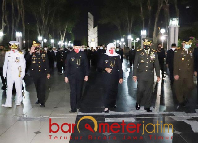 RENUNGAN SUCI: Khofifah bersama jajaran Forkopimda Jatim usai renungan suci di TMP Sepuluh Nopember. | Foto: Barometerjatim.com/ROY HS