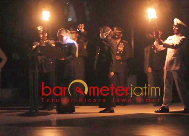 KHIDMAT: Khofifah membacakan naskah apel kehormatan dan renungan suci di TMP Surabaya. | Foto: Barometerjatim.com/ROY HS