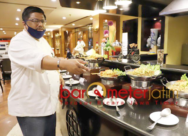 DUA VARIAN: Chef Christ tawaran dua varian Nasi Goreng JK, varian original dan seafood. | Foto: Barometerjatim.com/ROY HS