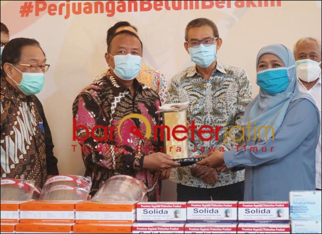 BANTUAN APD: Forkas Jatim serahkan bantuan peralatan medis ke Pemprov Jatim. | Foto: Barometerjatim.com/ROY HS