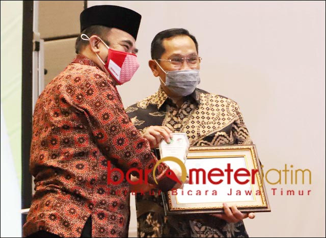 PENGHARGAAN: Hudiono (kanan) mewakili Gubernur Khofifah menerima penghargaan dari Menag. | Foto: Barometerjatim.com/ROY HS