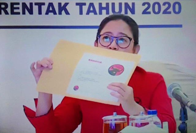 AMPLOP REKOM: Puan Maharani, pamerkan amplop yang disebut rekom untuk pasangan PDIP di Pilwali Surabaya. | Foto: IST