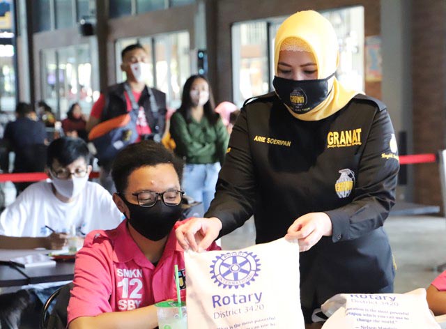 RANGKUL GENERASI MUDA: Arie Soeripan di acara Rotary Empathy for Charity di Surabaya, Sabtu (19/9/2020). | Foto: Barometerjatim.com/ROY HS