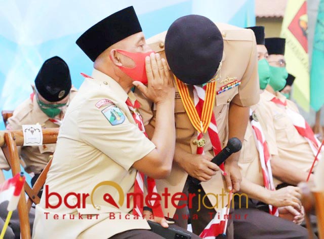 BERBISIK: Arum Sabil yang sudah 30 tahun berkiprah di Pramuka berbisik ke Gus Ipul. | Foto: Barometerjatim.com/ROY HS