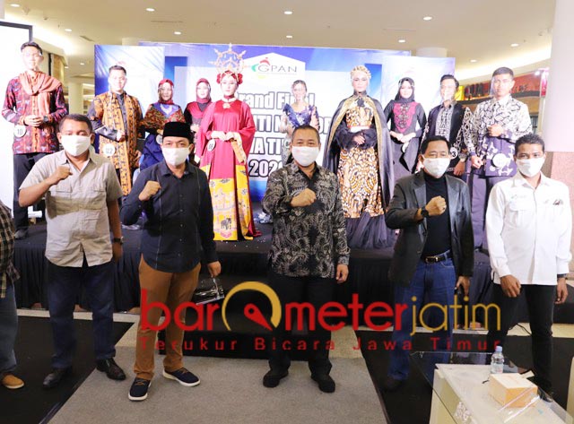 RANGKUL MILENIAL: Bambang Priyambadha (depan tengah) bersama finalis Duta Anti Narkoba 2020. | Foto: Barometerjatim.com/ROY HS