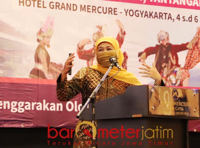 DIPUJI DPRD JATIM: Khofifah saat menjadi keynote speaker Bimtek DPRD Jatim di Yogyakarta. | Foto: Barometerjatim.com/ROY HS