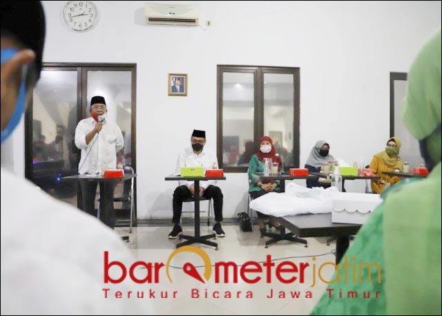 RAPATKAN BARISAN: Haji Masnuh bersama Dwi Astutik dan Kelana mantapkan pemenangan tim dan relawan. | Foto: Barometerjatim.com/ROY HS