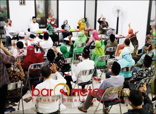BIMTEK: Koordinator pemenangan saat mengikuti Bimtek bersama Haji Masnuh, Dwi Astutik dan Kelana. | Foto: Barometerjatim.com/ROY HS
