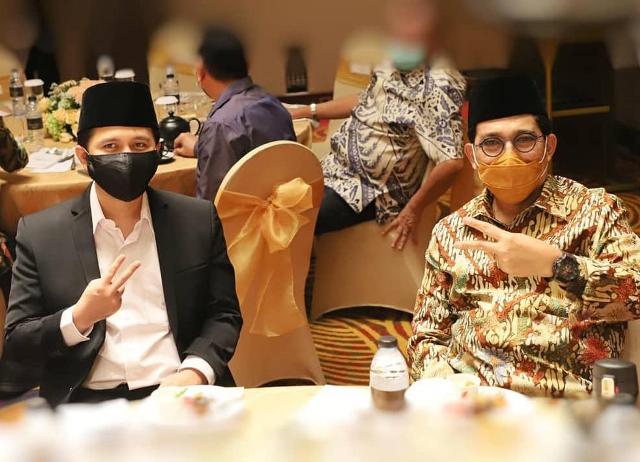 PILWALI SURABAYA: Wagub Emil Dardak (kiri) pose dua jari, merujuk nomor urut Machfud-Mujiaman | Foto: Instagram/IST