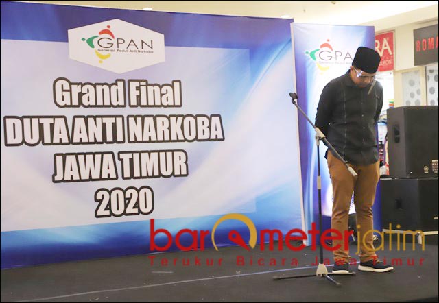 MENGHENINGKAN CIPTA: Gus Hans tertunduk di pentas lomba, mendoakan arwah para korban Corona. | Foto: Barometerjatim.com/ROY HS