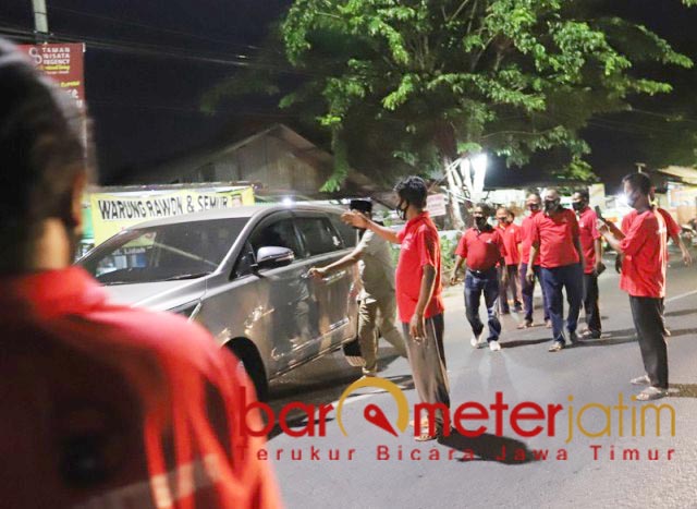 SAMBUTAN HANGAT: Relawan Whisnu mengantar kepulangan Gus Hans usai makan rawon di Lakarsantri. | Foto: Barometerjatim.com/ROY HS