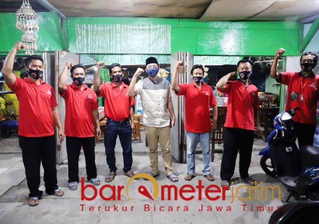 SEMANGAT SURABAYA: Gus Hans dan relawan Whisnu, berharap bersatu di Pilwali Surabaya. | Foto: Barometerjatim.com/ROY HS