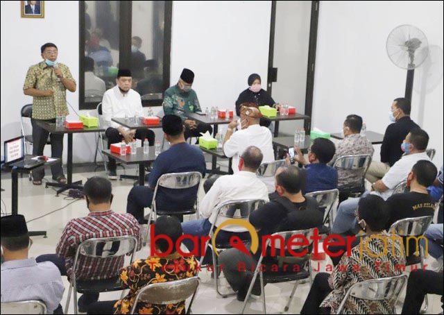 BARISAN RELAWAN: Haji Masnuh (kiri), pimpin konsolidasi 36 elemen relawan pendukung Kelana-Astuti. | Foto: Barometerjatim.com/ROY HS