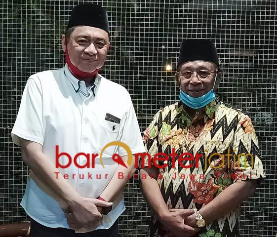 PILBUP SIDOARJO: Haji Masnuh (kanan) disowani bakal calon Bupati Sidoarjo, Kelana Aprilianto. | Foto: Barometerjatim.com/ROY HS