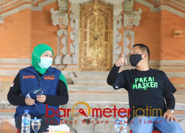 KUNJUNGAN KERJA: Khofifah bersama Thoriqul Haq di Pura Mandhara Giri Semeru Agung Senduro. | Foto: Barometerjatim.com/IST