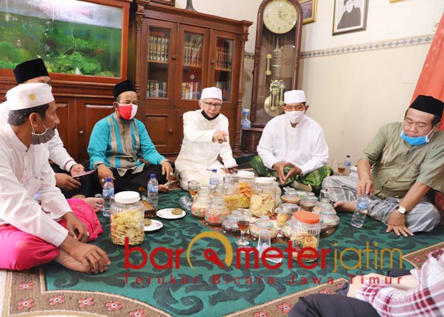 PILIH ERI CAHYADI: KH Tawwab Hadlory bersama pengurus FKKN Jatim dan Surabaya, dukung Eri Cahyadi. | Foto: Barometerjatim.com/ROY